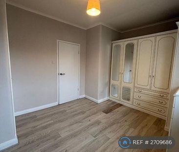 3 bedroom flat to rent - Photo 4