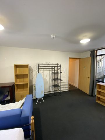 Centrally located boarding house - Photo 3