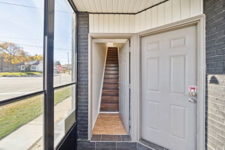 For Lease - 681 Scarlett Road Unit# Upper Level, Toronto, Ontario - Photo 3