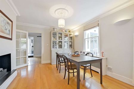A period semi-detached property with beautifully presented accommodation situated in the heart of Windsor. - Photo 4