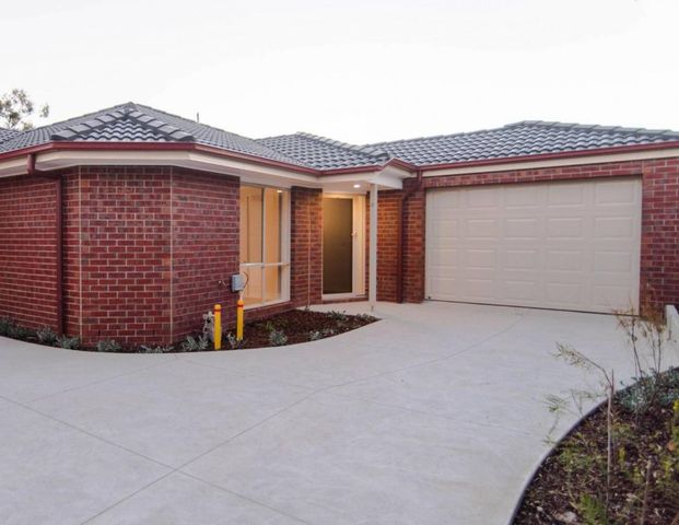 As new 2 Bedroom, 2 Bathroom plus lock-up garage - Photo 1