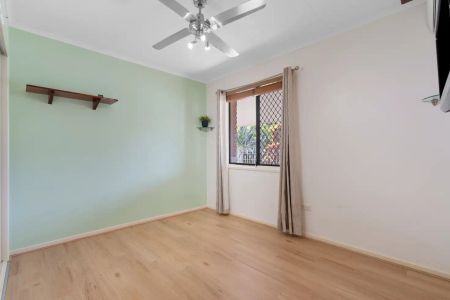 57 Peverell Street, Hillcrest QLD 4118 - Photo 5