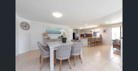 STUNNING FAMILY HOME LOCATED IN A QUITE CUL-DE-SAC! - Photo 5