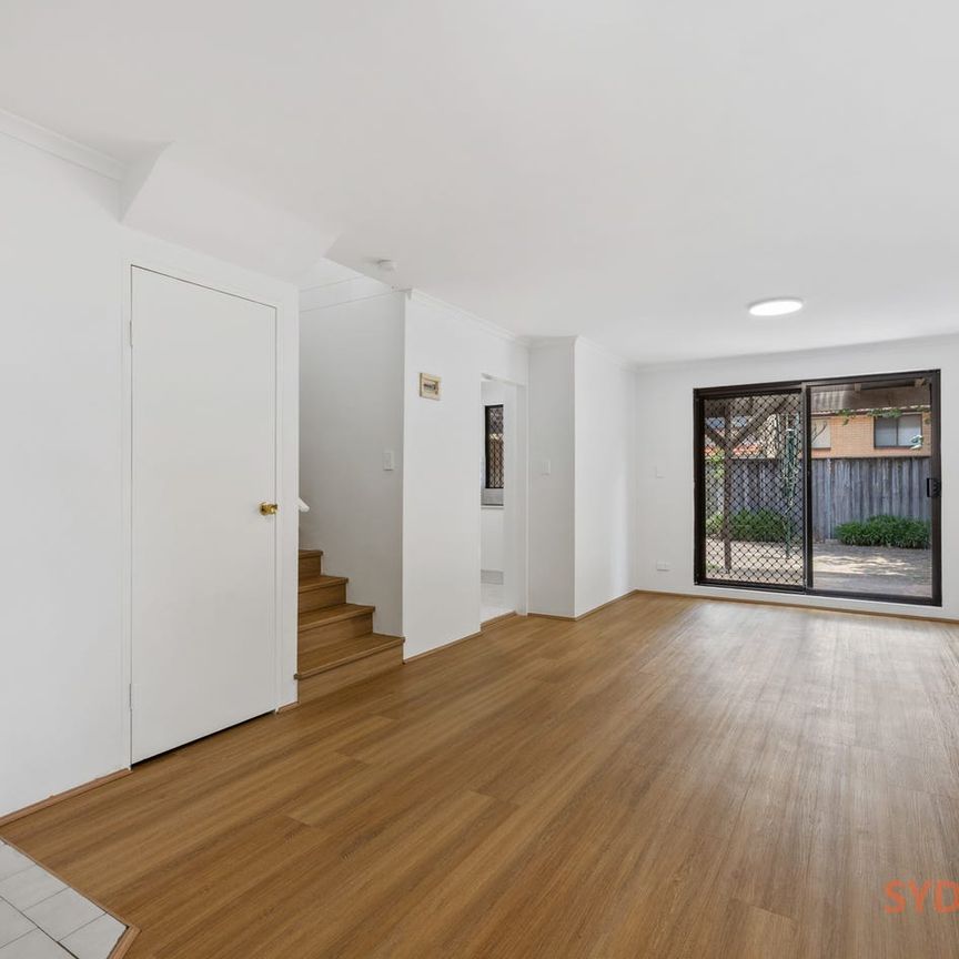 Spacious Renovated Townhouse with Courtyard - Photo 1