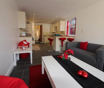 6 bedroom private hall to rent - Photo 1