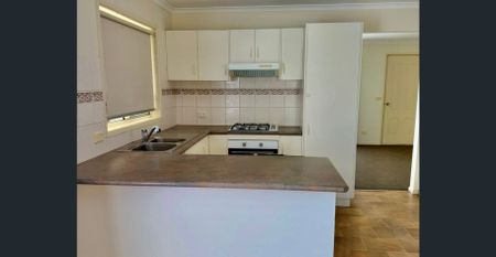 Comfortable 3-Bed Home in East Bendigo - Photo 2