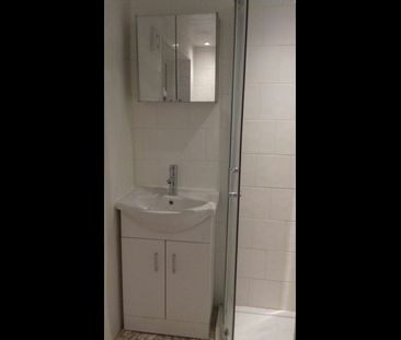 Room in a Shared House, Moore Close, CR4 - Photo 5