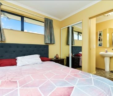 Spacious Family Home in Hamilton East near University - Photo 3