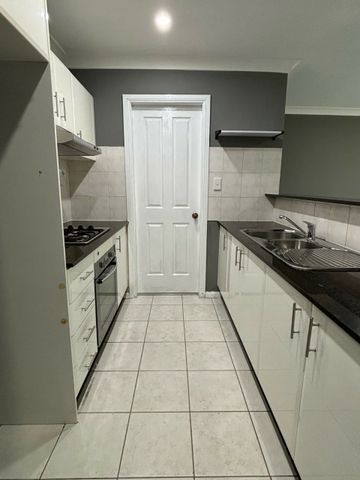 Charming 2-Bedroom Villa with Versatile Spaces - Photo 5