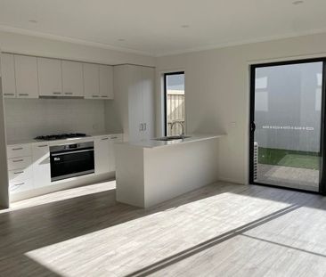 Amazing townhome, 3 bed, 2 living! - Photo 6