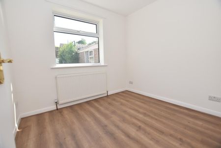 3 bedroom Bungalow To Let - Photo 3