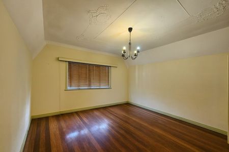 Character-Filled Home with Secure Front Gate â 400m to Toowong Village - Photo 5