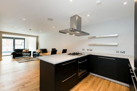 Royal Windsor Quay, Farm Yard, Windsor - Photo 4