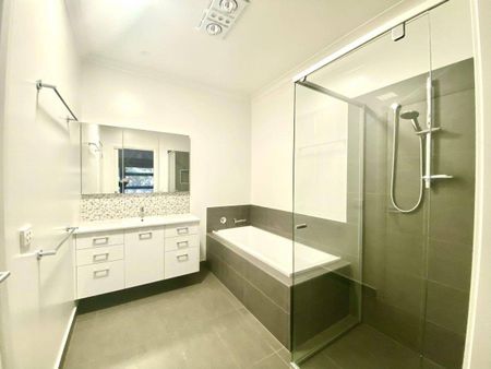 Modern lifestyle with sophisticated living. - Photo 3