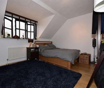 The Croft, Loughton, IG10 - Photo 4