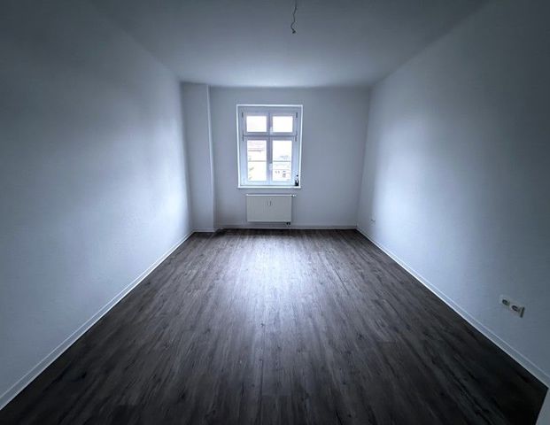 Diese wunderschöne Drei-Zimmer-Wohnung wird aktuell noch saniert - Photo 1