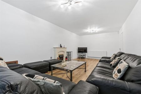 5 bedroom detached house to rent - Photo 2