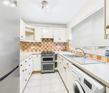 Inglewood Avenue, Camberley Inglewood Avenue, Camberley - Photo 1