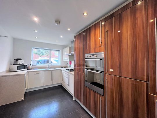 5 bedroom detached house to rent - Photo 1