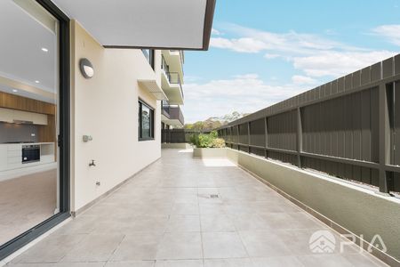 Ground-Level Courtyard Apartment – Modern Living Meets Serene Outdoor Space - Photo 3