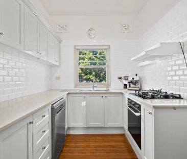 Elegant Fully Furnished Art Deco Apartment in the Heart of Wollongong - Photo 4