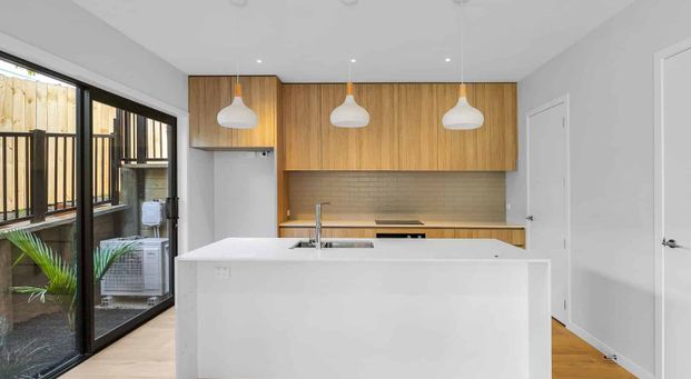 Modern & Stylish Townhouse for Rent – Prime Pt Chevalier Location - Photo 1