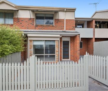 Exquisite Two-Storey Townhouse - Photo 4