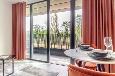 Fully-furnished, south-facing studio apartment - Photo 2