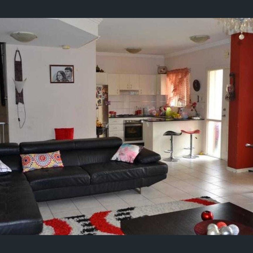 3 bedroom townhouse - Photo 2