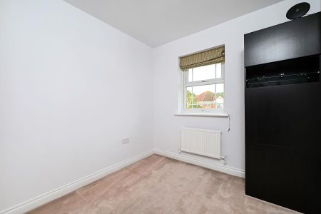 Swordsman Road, Deepcut - 5 bedrooms Property for lettings - Seymours - Photo 4
