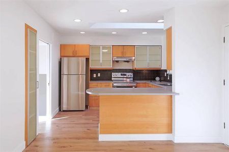 Charming Ocean View in Dundarave/Queens –Prime Location Near Schools - Photo 2