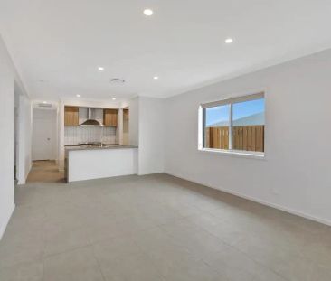 “4 BEDROOMS, MULTIPLE LIVING AREAS + STUDY & DUCTED AIR” - Photo 3