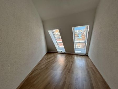 AU COEUR DE LA VILLE ! APPARTEMENT DE 4.5 PIECES MANSARDÉ - Photo 5