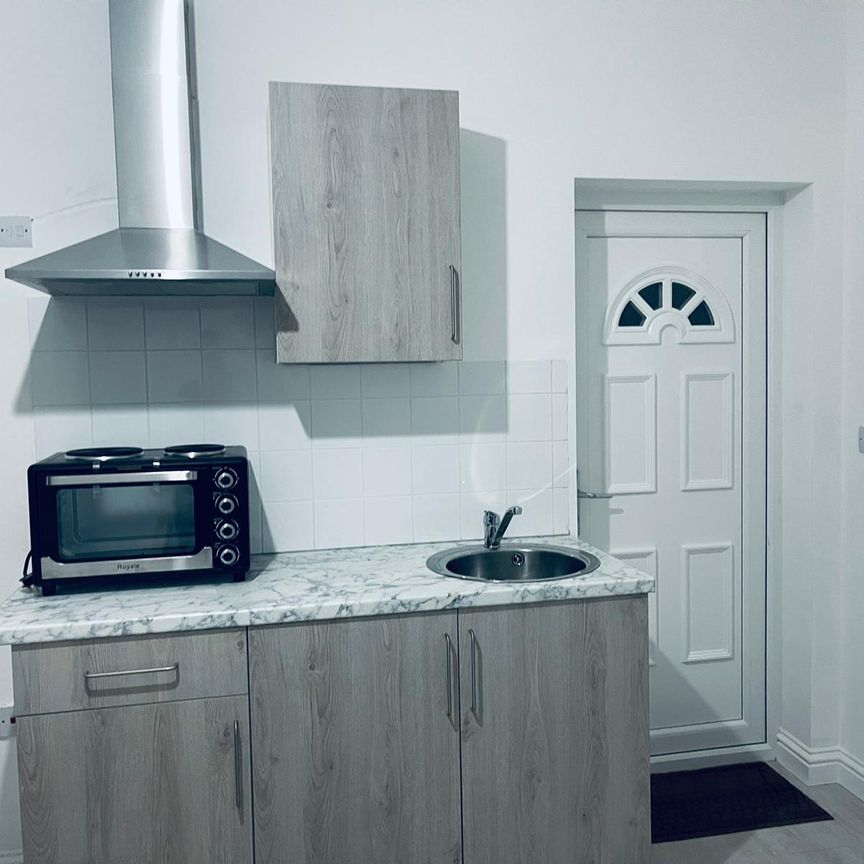 Self contained studio next to Gants hill tube station-£1100 inclusive bills - Photo 1