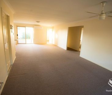 Spacious & Secure Lowset Townhouse in Prime Sunnybank Hills Location - Photo 1