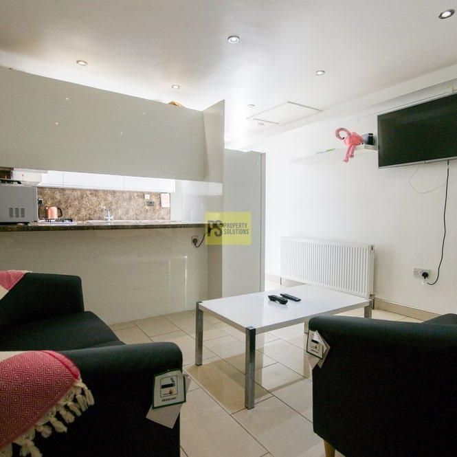 6 bedroom terraced house to rent - Photo 1