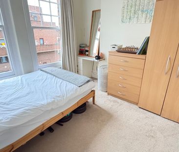 Room in a Shared Flat, Kenilworth Court, SW15 - Photo 1