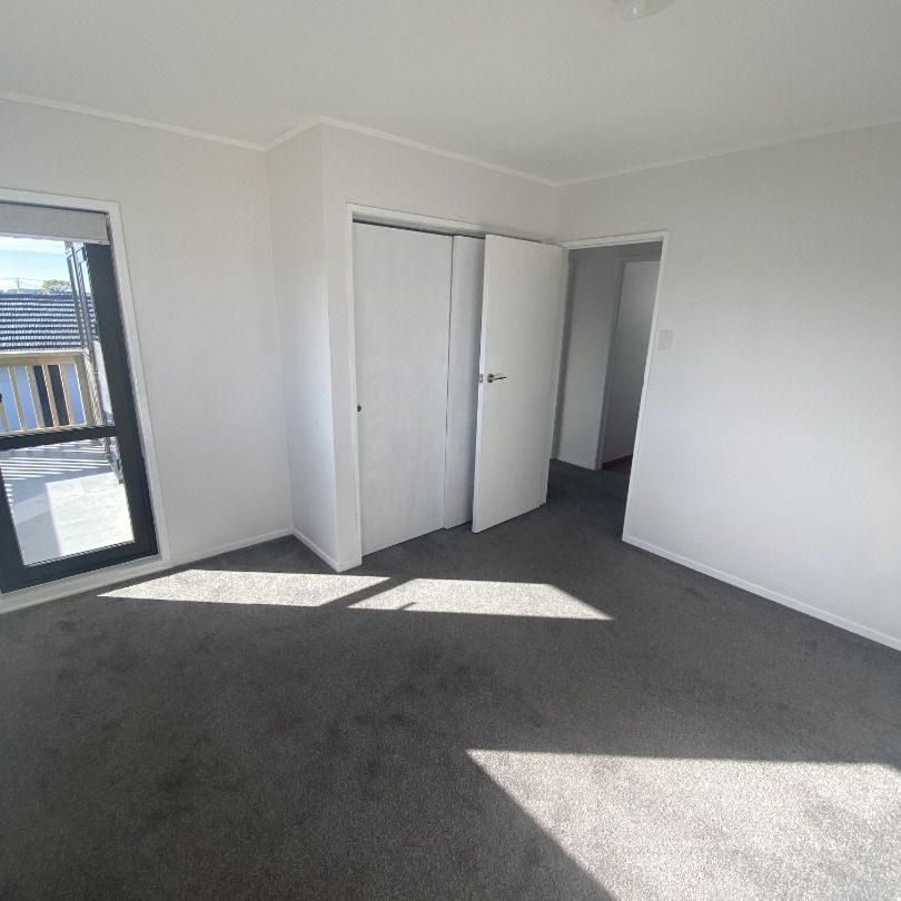 Spacious 4 Bedroom Home with Conservatory & Double Garage - Photo 1