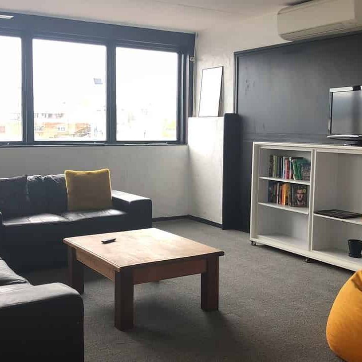 Central Hastings 3BR Sunny Apartment power incl! - Photo 1