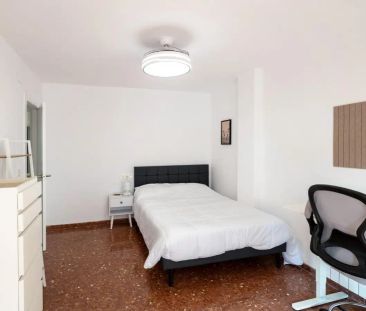 Room in a shared 5-bedroom apartment for rent in Cervantes. - Foto 2