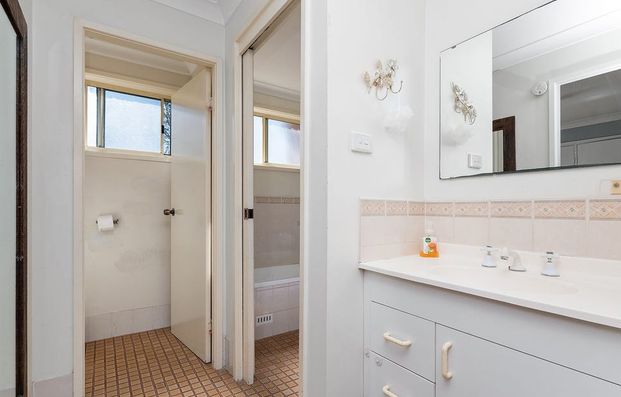 FULLY FURNISHED AND SPACIOUS DUPLEX IN A SOUGHT-AFTER LAKESIDE - Photo 1