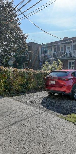 BEAU 4 1/2 AVEC ELECTROS, COUR ARRIÈRE ET STATIONNEMENT - Photo 1