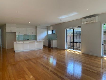 4BR 2 LIVING FAMILY HOME IN PRIME LOCALE! - Photo 3