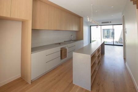 Architecturally crafted townhouse - Photo 5