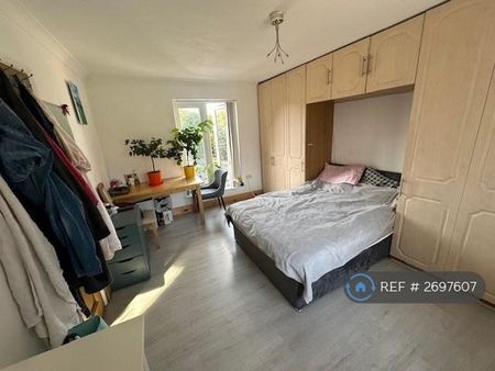 4 bedroom semi-detached house to rent - Photo 5