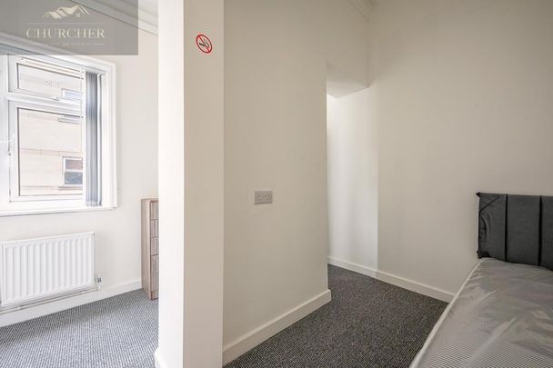 4 bedroom flat to rent - Photo 1