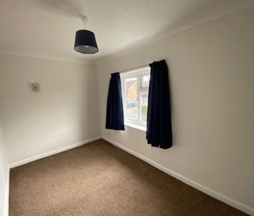 2 bedroom end of terrace house to rent - Photo 2