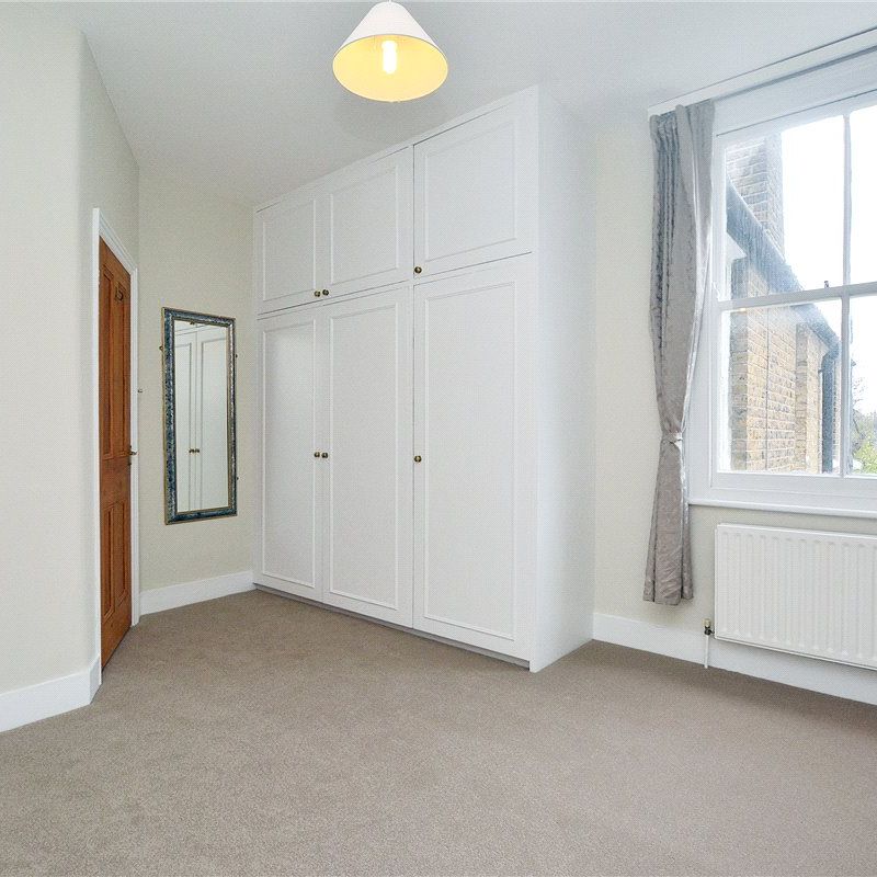 A newly refurbished two double bedroom first floor maisonette ideally located for both Barnes Bridge and Mortlake BR Stations with large private garden. Unfurnished and available mid Dec. - Photo 1