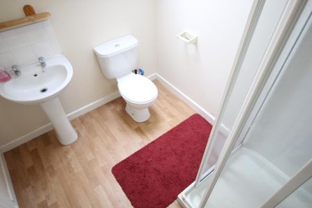 1 bedroom in a flat share to rent - Photo 5