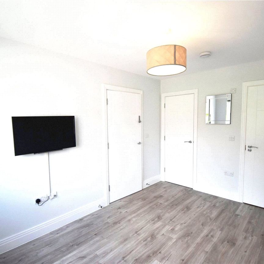 Robins Cottages, Bracknell Robins Cottages, Bracknell - Photo 2